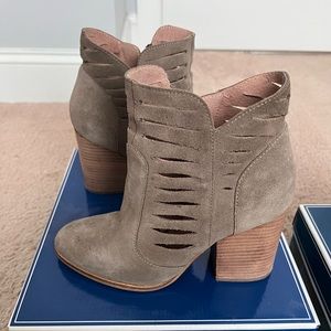 Seychelles bootie 
Taupe, suede, block heel